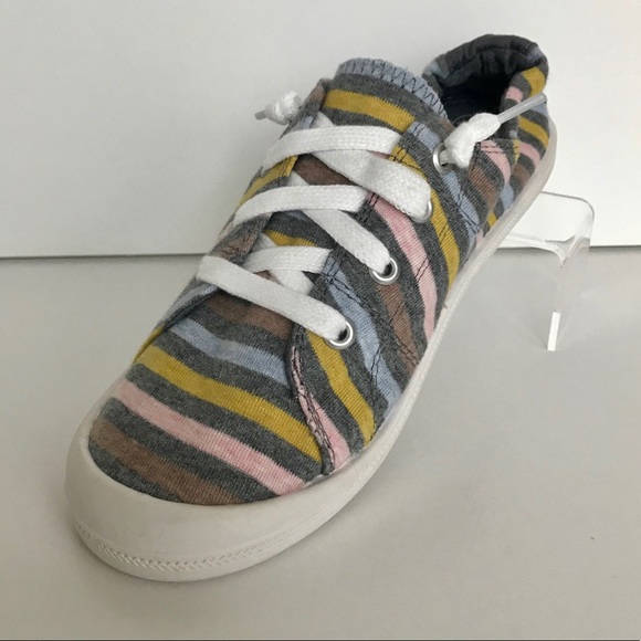 NWT Mad Love Girls Slip On Canvas Sneakers - Picture 7 of 7